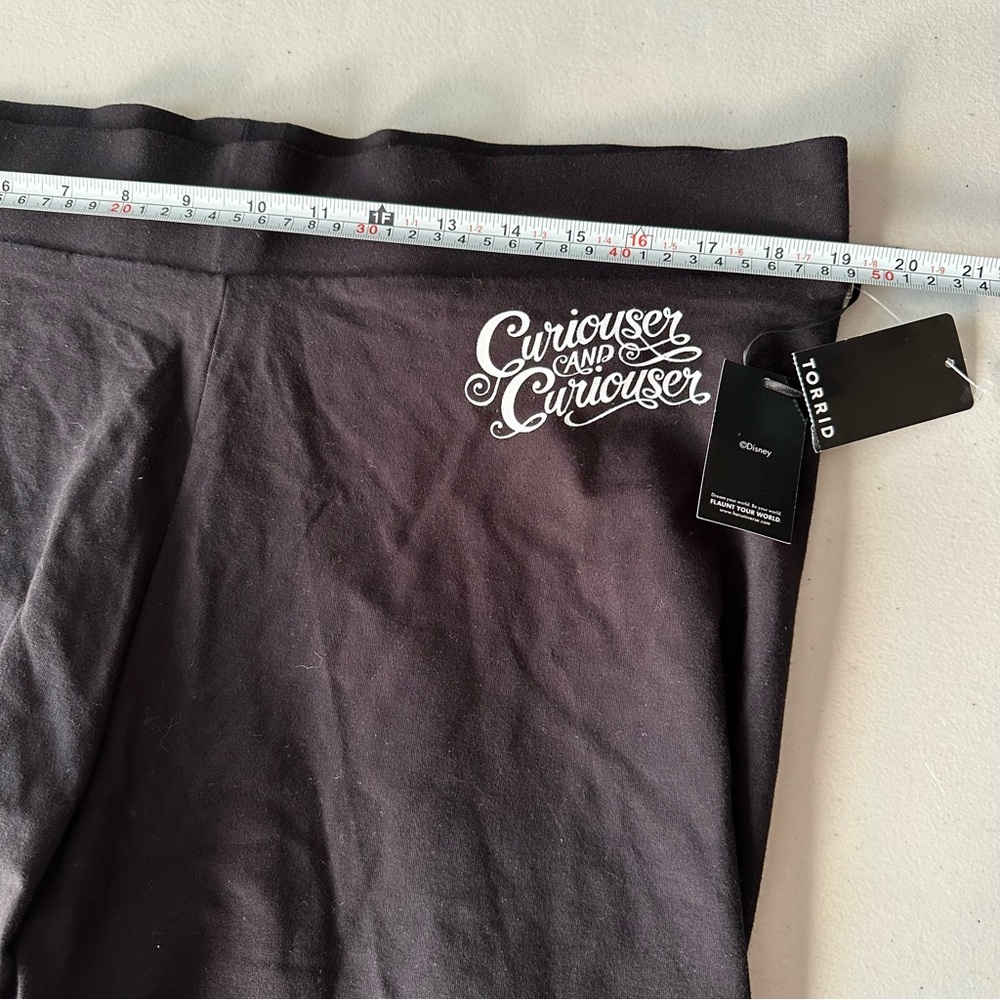 NWT Torrid Disney Alice In Wonderland & Beauty & The Beast Crop Leggings 3X - Picture 3 of 12